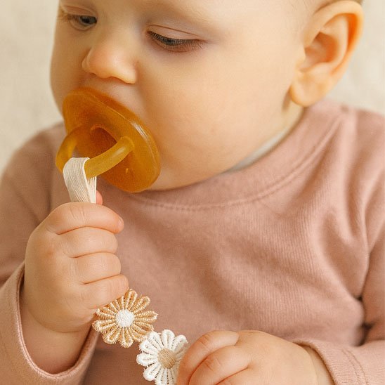 Attache tetine inique