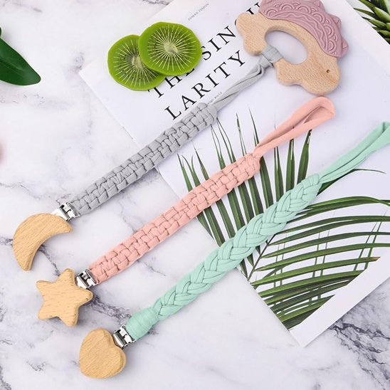 Attache tetine soignée