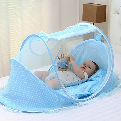 un bébé se prélasse dans un lit moustiquaire bébé bleu