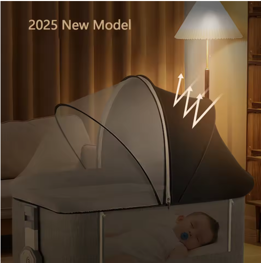 Un bébé qui dort paisible dans une moustiquaire lit bébé.