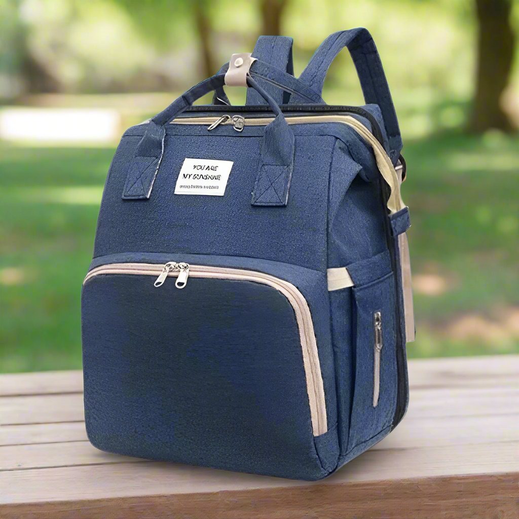 Sac à langer bébé bleu fonce sur un banc