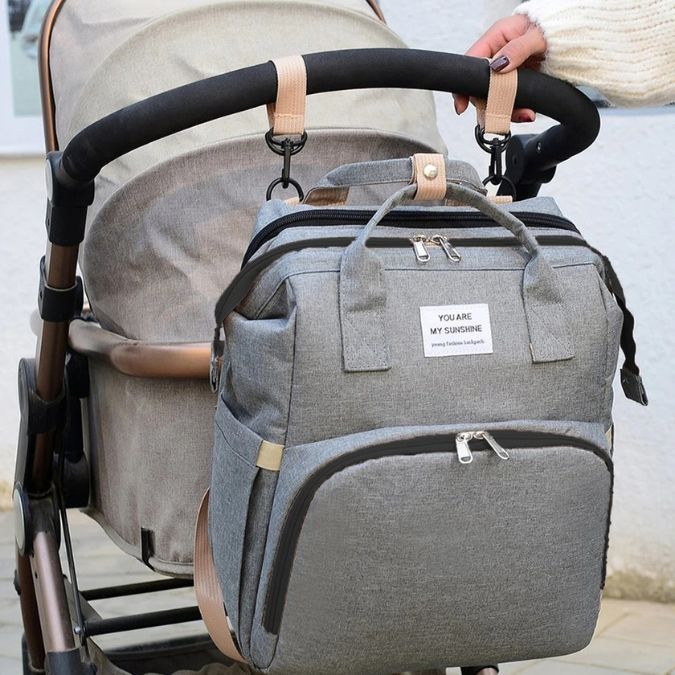 Sac à langer bébé gris pratique sur une poussettes