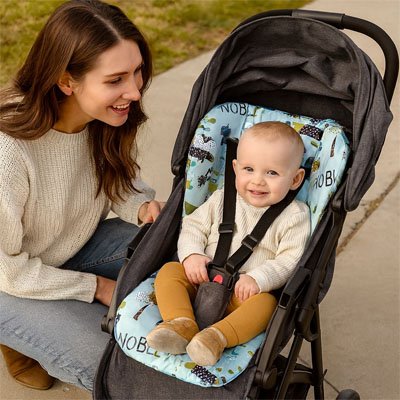 Un bébé qui est assis sur Coussin pour chaise haute avec sa mère.