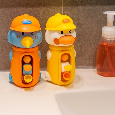 Deux jouets à côté de la baignoire.