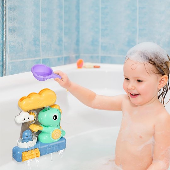 Un bébé qui je joue avec le jouet baignoire bébé.