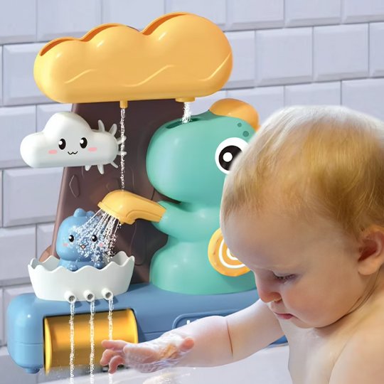 Un bébé qui joue avec le jouet baignoire bébé.