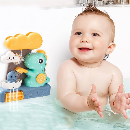 Un bébé très heureux qui joue avec un Jouet baignoire bébé.