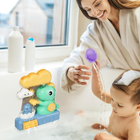 Une mère qui joue avec son bébé avec le jouet baignoire bébé.