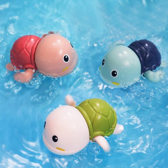 Les trois tortues qui sont en train de flotter dans une baignoire.