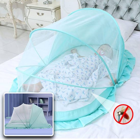 Une moustiquaire lit bébé que dort un bébé paisible 