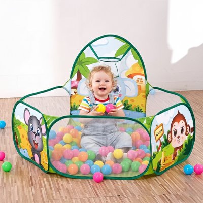 Un enfant qui joue avec les balles dans une piscine à balle pour bébé.