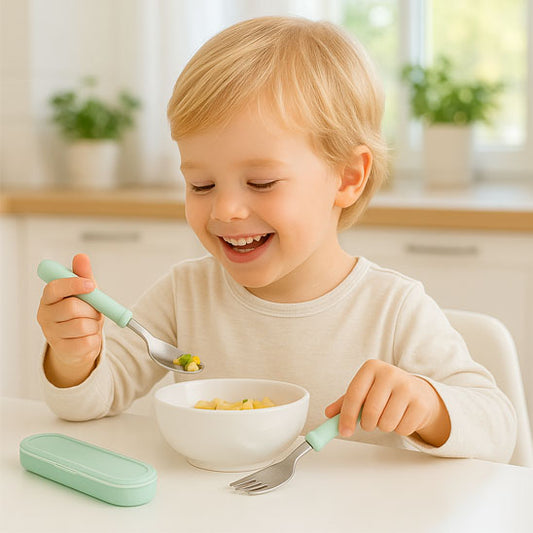 Un garçon qui mange avec les couverts avec son sourire