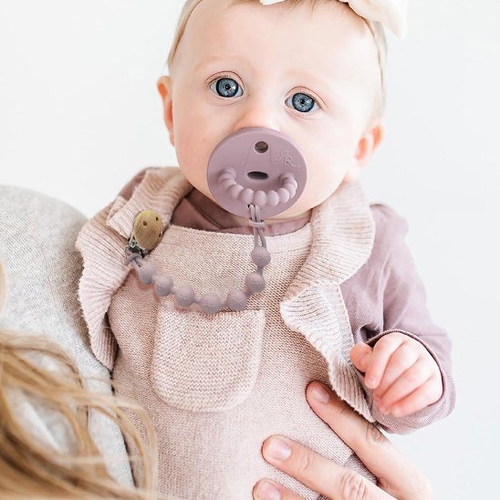 Attache tetine épuré