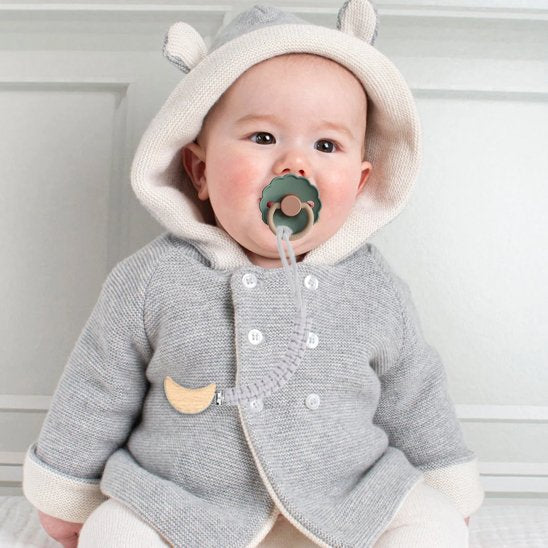 Attache tetine intemporel