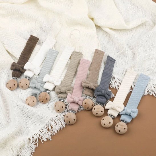 Attache tetine pratique