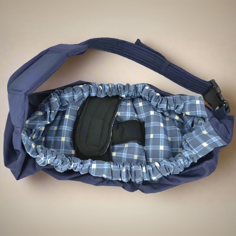 vue de l'intérieur d'une écharpe de portage sling bleu carreauté avec extérieur bleu