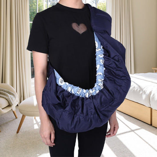 écharpe de portage sling bleu portée par un adulte