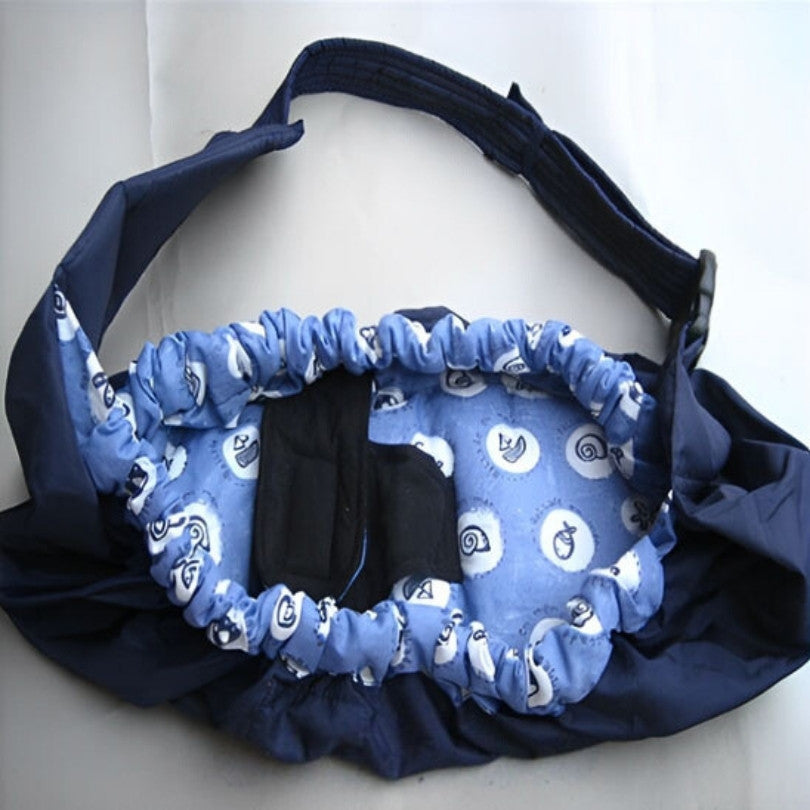 intérieur d'une écharpe de portage sling bleu à motifs avec extérieur bleu marin