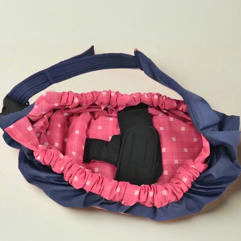 intérieur d'une écharpe de portage sling rose avec extérieur bleu marin