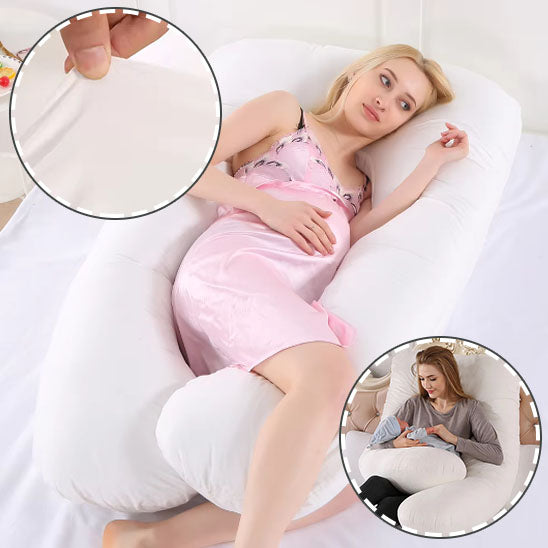 maman enceinte se repose avec sa housse pour coussin de grossesse blanche, on voit aussi un autre usage comme coussin d'allaitement