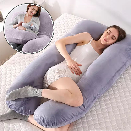 maman enceinte se repose avec sa housse pour coussin de grossesse grise, on voit aussi un autre usage comme coussin d'allaitement