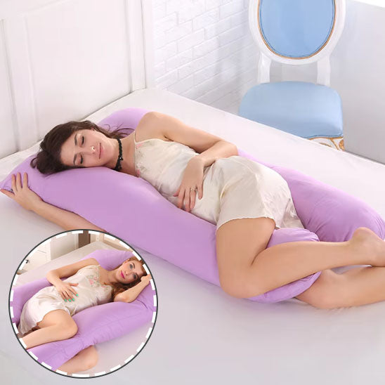 maman enceinte dort avec sa housse pour coussin de grossesse mauve