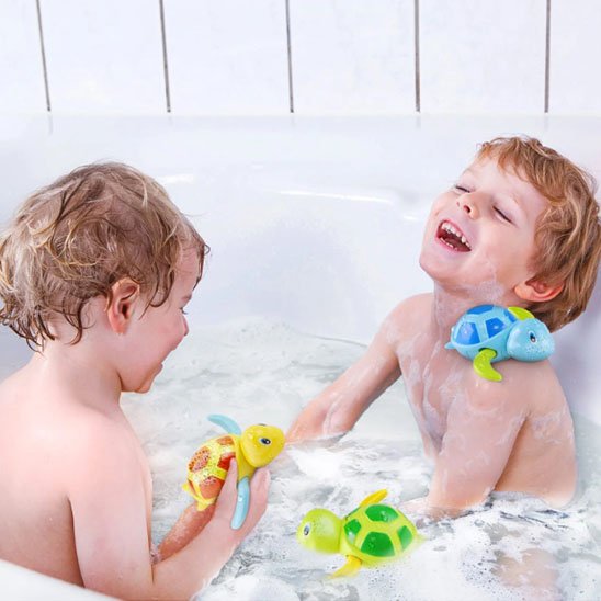 Deux enfants qui sont joués dans un bain avec jouet baignoire bébé