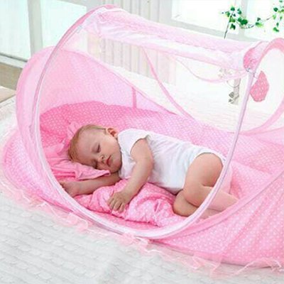 Un bébé dort paisiblement dans le lit moustiquaire bébé rose.