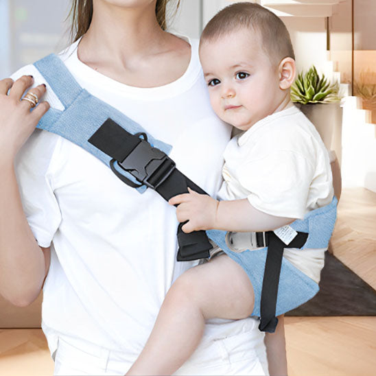 maman porte bébé dans un porte bébé hanche bleu pâle