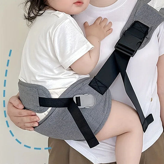 maman portant bébé dans un porte bébé  hanche gris