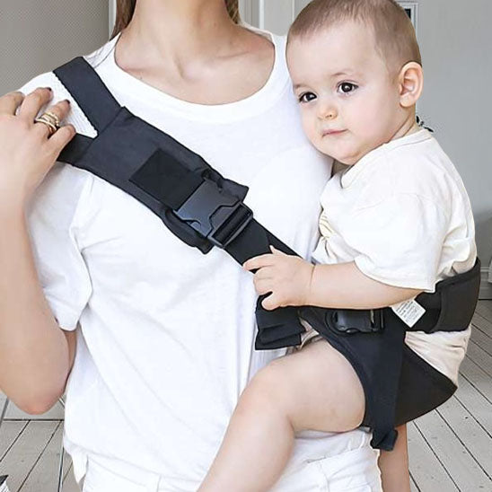 maman porte bébé dans un porte bébé hanche noir