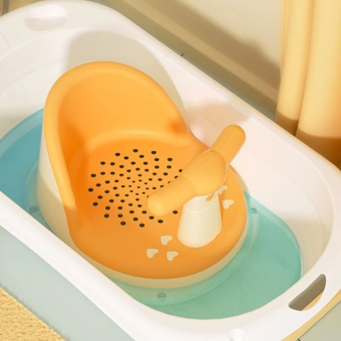 siege-de-bebe-pour-le-bain-jaune-baignoire