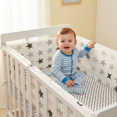 Tour de lit bébé mignon 