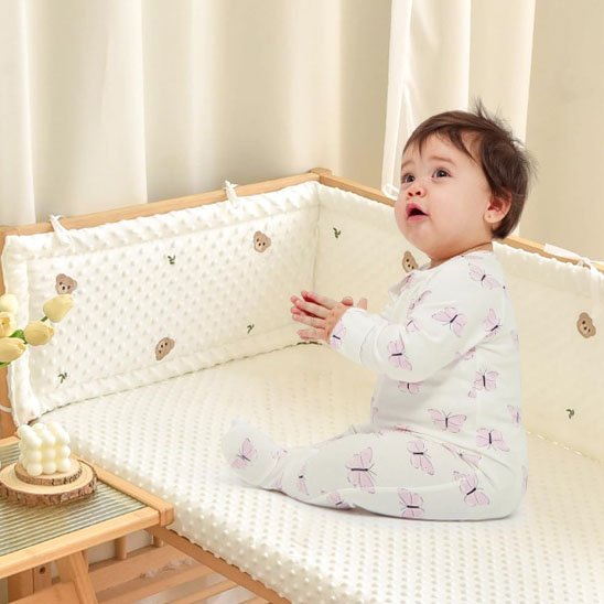 Tour de lit bébé protégeant