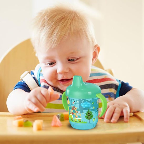 verre bebe attentif